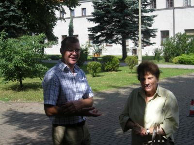 Irena och jag utanför benedektinerklostret i Jarosław.
